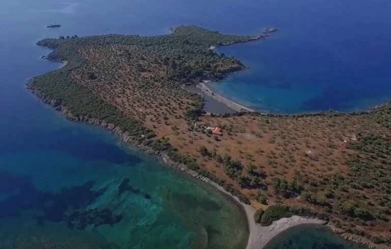 Αυτά είναι τα άγνωστα ελληνικά, καταπράσινα νησάκια που πωλούνται έως και 10.000.000 ευρώ (βίντεο)